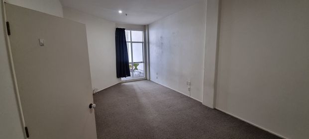 Large 2 bedroom apartment - Photo 1