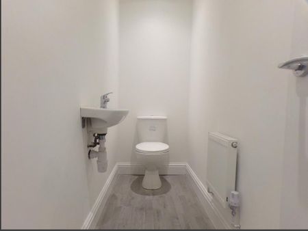 Room in a Shared House, Kelso Road, L6 - Photo 4