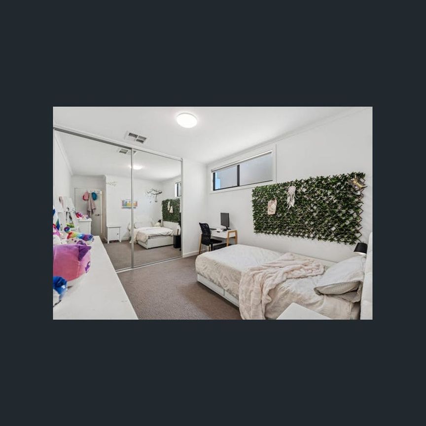 3 Bed Townhouse in Convenient Location! - Photo 1