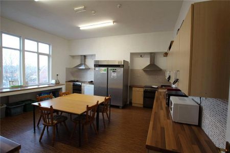 1 bedroom in a house share to rent - Photo 2