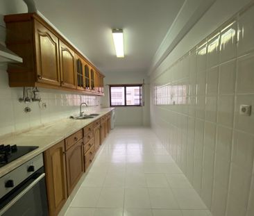 Apartamento T2 sem móveis para arrendamento na zona do Buzano, Parede. - Photo 1