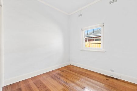 Spacious 2 Bedroom House in Great Location - Photo 3