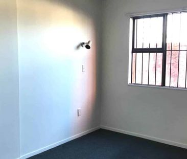 3 Bedroom Spacious Flat in Glen Innes Town Centre - Photo 1