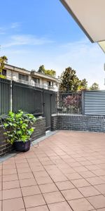 Sophisticated and Stylish Two Bedroom Apartment - Photo 4