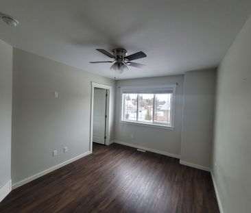 Adorable 2 Bedroom + Den, 2.5 Bathroom in Lacombe - Pet-Friendly! - Photo 1