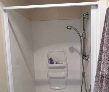 Modern house in popular Newtown - near Hospital - Photo 5