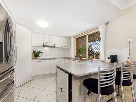 Spacious Three Bedroom House In Burleigh Waters! - Photo 3