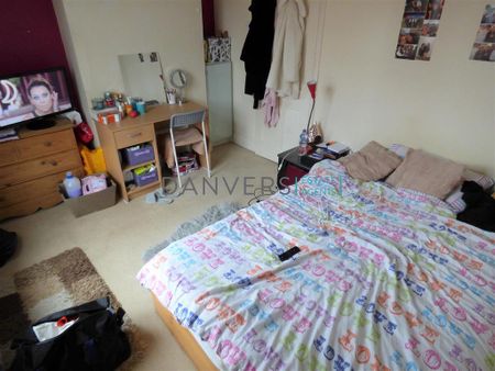 4 bedroom end of terrace house to rent - Photo 4