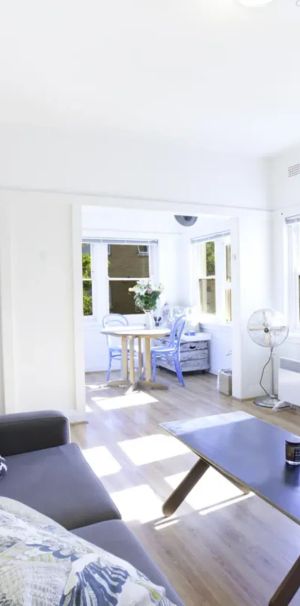 Bright One-Bedroom Apartment in Prime Beachside Location - Photo 1