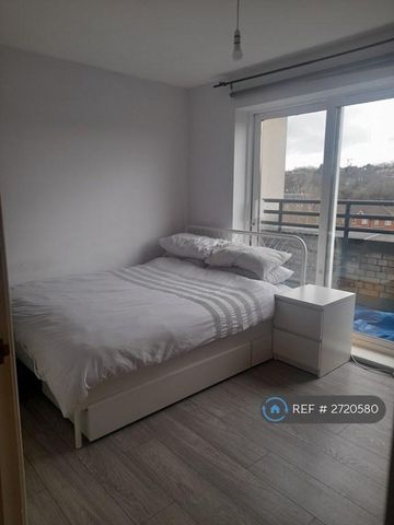 1 bedroom penthouse to rent - Photo 2