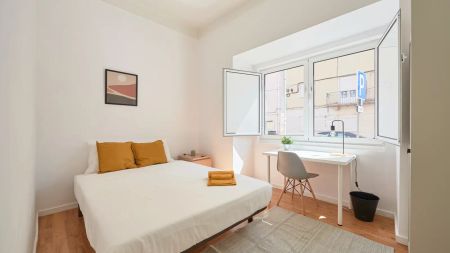 Room in a shared 5-bedroom apartment for rent in Lisbon, perfect for professionals and students. - Photo 3