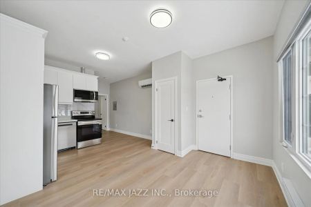 251 Simcoe Street S #102 - Photo 4