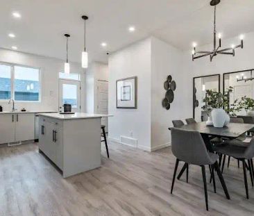 Brand New 3-Bedroom | 2.5 Baths | Private Parking Pad | Edmonton - Photo 1