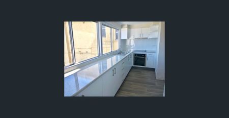 Spacious Three Bedroom Apartment - Minutes to Bronte Beach! - Photo 5