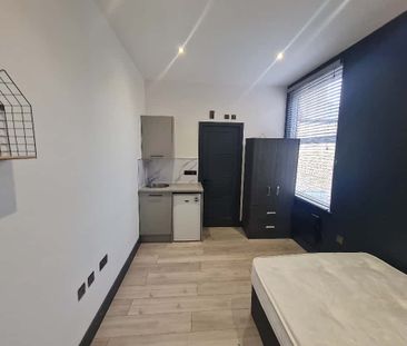 Studio Flat, Thornsbeach Road, SE6 - Photo 4