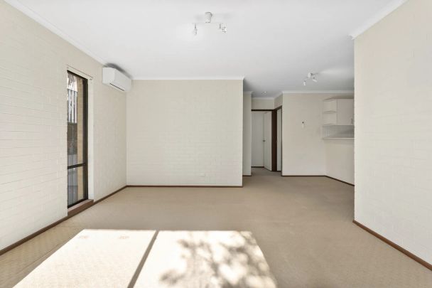 Bright & Private Ground Floor 2-Bedroom Apartment - Photo 1