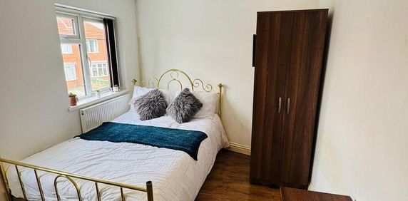 1 bedroom in a house share to rent - Photo 2