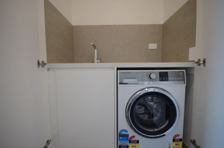 1 Bedroom &plus; Study Apartment&excl;&excl; - Photo 4