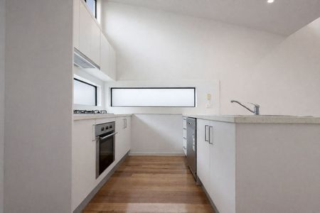 Vogue Style In Great Location! - Photo 5