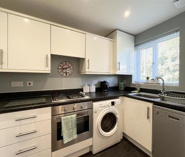 2 bedroom end of terrace house to rent - Photo 4