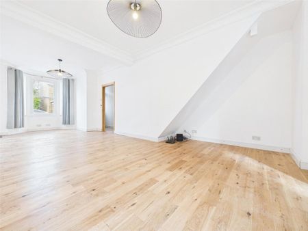 4 bedroom semi-detached house to rent - Photo 2