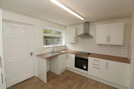 3 Bedroom Mid Terraced House - Photo 3