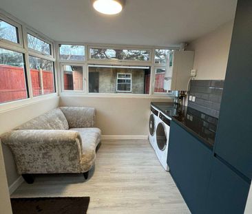 Modern, Bright Rooms with Private En-Suites Room 4 - Photo 1