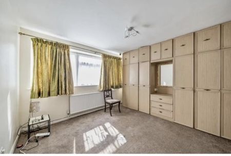 1 bedroom in a flat share to rent - Photo 2