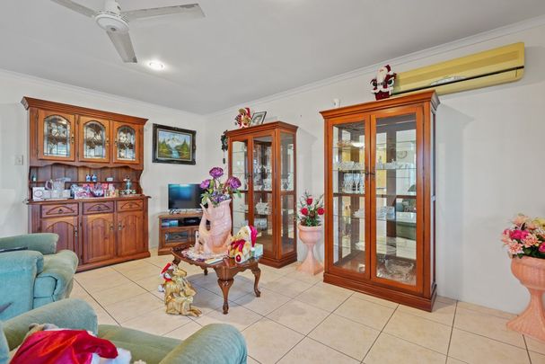 :: NEAT AS A PIN DUPLEX WITH A BONUS POWERED SHED! - Photo 1