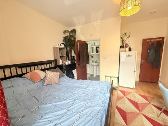 Room in a Shared Flat, High Road, IG1 - Photo 1