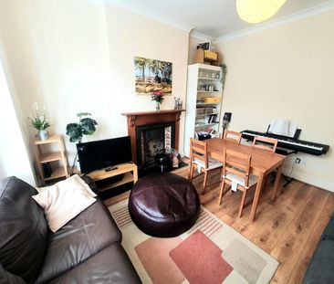 2 Bed Flat, London, SW16 - Photo 1