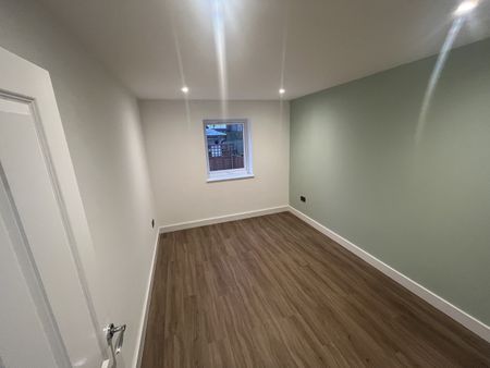 2 Bed Flat, Doggett Road, SE6 - Photo 2