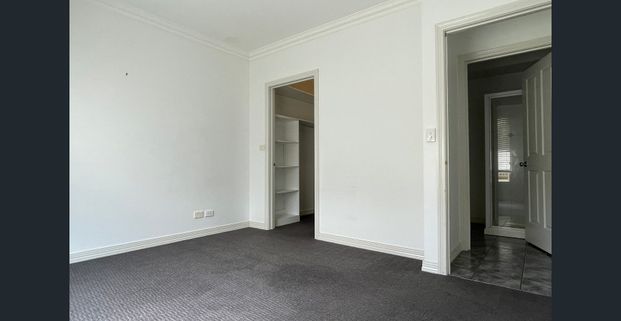 Perfectly located and lots of living space - Photo 1