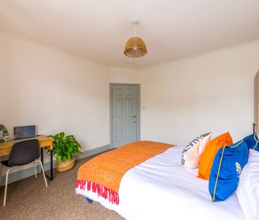 Spacious Room with Driveway Parking - Photo 6