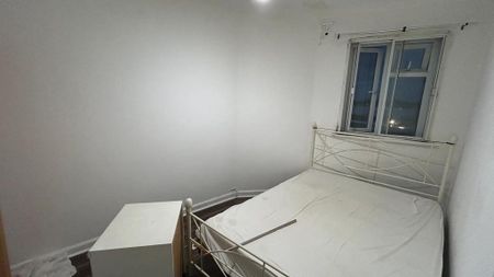 3 bedroom flat to rent - Photo 4