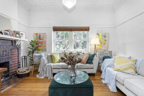 Sun Filled Deco On The Hill – Access from Gurner Street - Photo 1