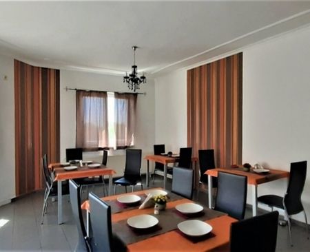 Belvárosi hotelben 4 ágyas szoba kiadó!. - Fotó 2