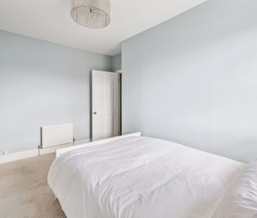 SHORT LET: A beautifully presented two-bedroom split-level apartment, ideally situated on the highly desirable Friars Stile Road in the heart of Richmond. - Photo 5