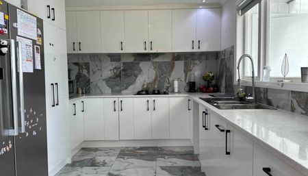 Spacious 3-Bedroom Family Home – Fully Fenced... - Photo 4