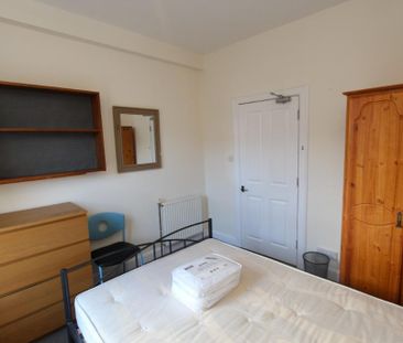 3 bedroom flat to rent - Photo 4