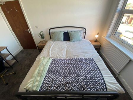 1 bedroom in a house share to rent - Photo 3