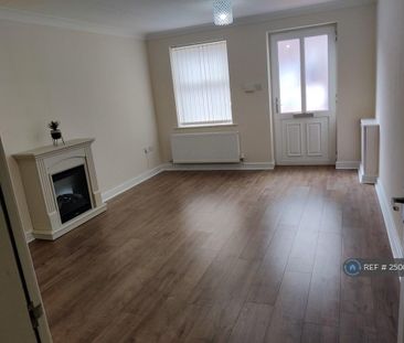 4 bedroom end of terrace house to rent - Photo 2