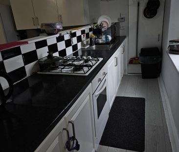 1 bedroom in a flat share to rent - Photo 3