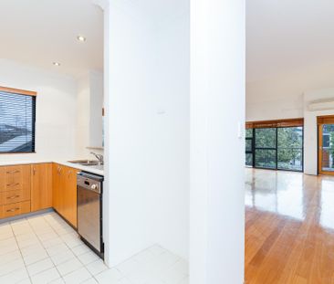 Bright & Airy Apartment in the Heart of North Perth - Photo 4