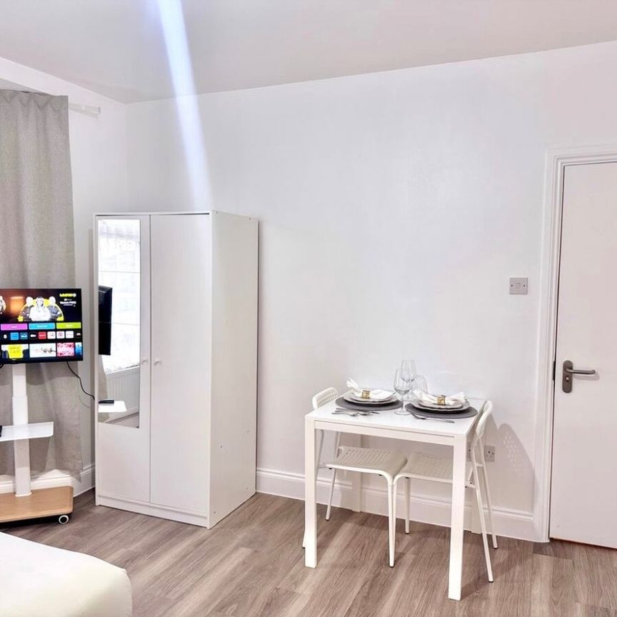 Studio Flat, Monks Park, HA9 - Photo 1