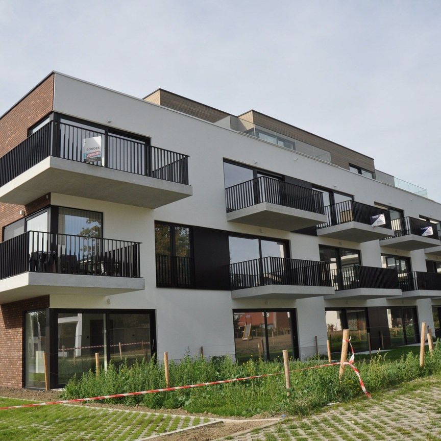 Recent appartement met twee slaapkamers, ruim terras en berging. - Photo 1