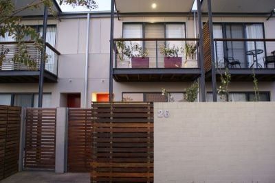 Modern 3 Bedroom Townhouse in Trendy Location! - Photo 1