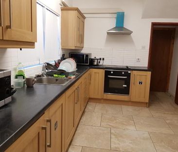 Room 3, 85 Wellington Park, Belfast, BT9 6DP - Photo 3