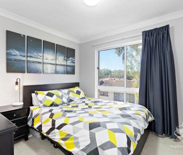 Spacious Top Floor Apartment in Prime Wishart Location! - Photo 3
