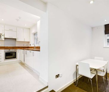 A spacious studio apartment in the heart of South Kensington with its own private patio. - Photo 3
